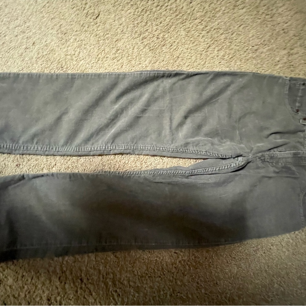 Levi’s CORDUROY!!!! So hard to fine. In excellent condition.